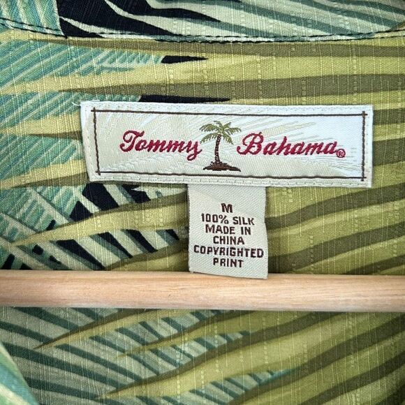 🐿️ Tommy Bahama Men Silk Hawaiian Shirt Palm Print Size Medium - Picture 3 of 3